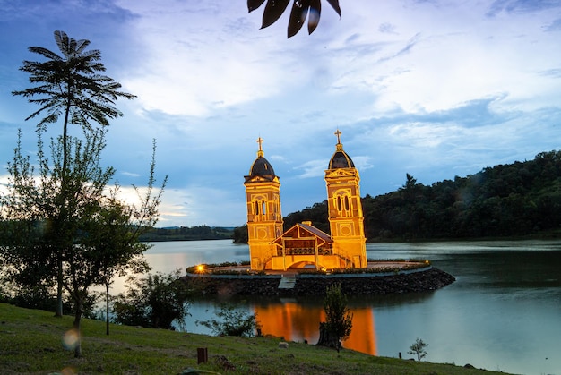 Torens van de verzonken kerk van de stad ita in santa catarina