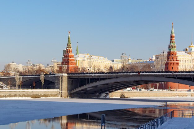 Torens van het Kremlin van Moskou tegen de Bolshoy Kamennyi-brug in de winter