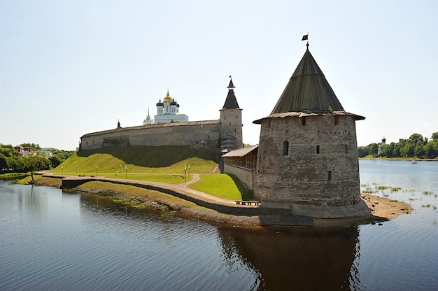 Torens van het oude Kremlin in Pskov, Rusland