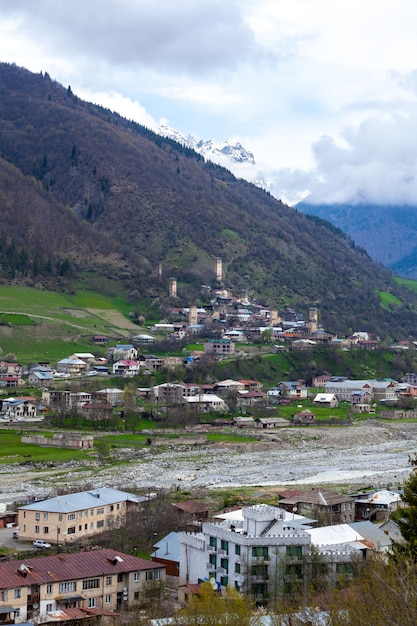 Torens van Mestia-dorp in de bergen van de Kaukasus van het Svaneti-gebied in Georgië