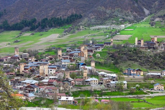 Torens van Mestia-dorp in de bergen van de Kaukasus van het Svaneti-gebied in Georgië