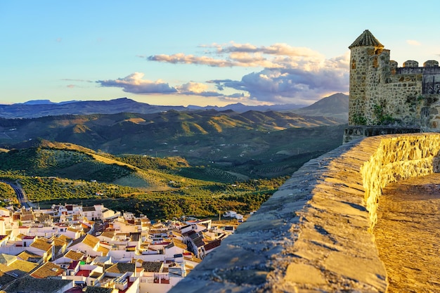 Torens van Olvera Castle op de berg die de stad van witte huizen Cadiz Spanje domineert