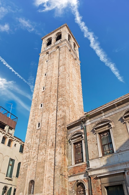 Torenspits onder een bewolkte hemel in Venetië, Italië