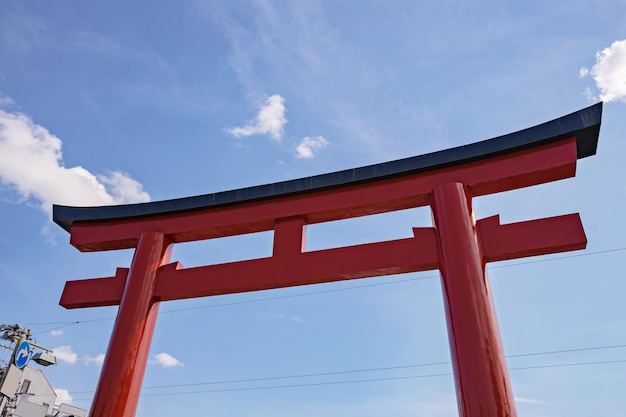 Photo tori gate front of dankazura pathway to tsurugaoka hachimangu shrine at kamakura,japan