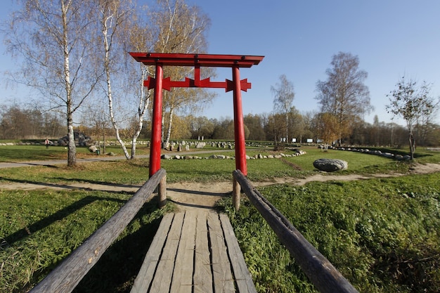 Photo torii gate in front of the stone garden in the town of kirzhach wide angle view