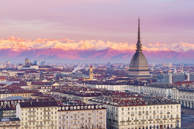 Torino (turijn, italië): stadsgezicht bij zonsopgang met details van de mol antonelliana