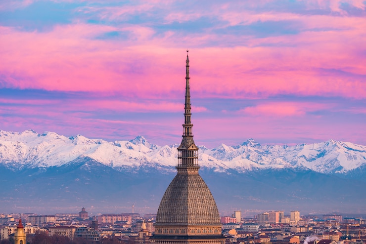 Photo トリノ（イタリア、トリノ）：モレantonellianaの詳細と日の出の街並み