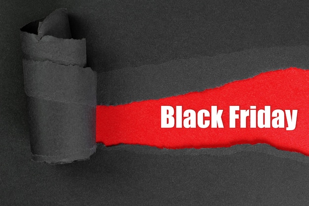 Foto carta nera strappata con scritta black friday su rosso