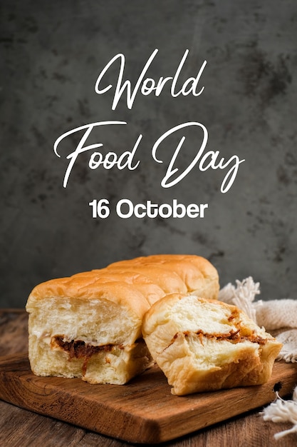 Foto pane strappato ripieno di filo di manzo e maionese su un tavolo di legno con la scritta giornata mondiale dell'alimentazione