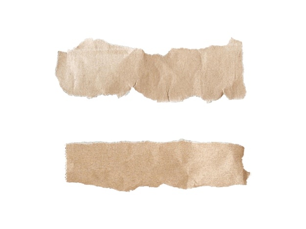 Рваная коричневая бумага на белом фоне