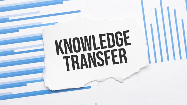 막대 그래프 보고서에 텍스트 KNOWLEDGE TRANSFER가 있는 찢어진 종이