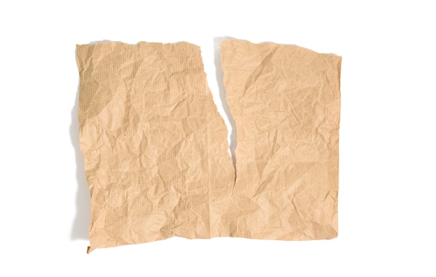 Разорванный кусок коричневой крафт-бумаги, изолированные на белом фоне, крупным планом