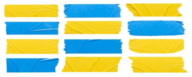 찢어진 스티커 테이프 종이 조각 노란색과 파란색은 클리핑 패스를 사용하여 흰색 배경에 격리된 빈 배너 태그 레이블 템플릿 디자인을 조롱합니다.