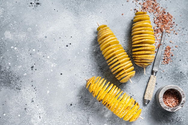 Tornado of Twist-aardappelfrietjes koken Grijze achtergrond Bovenaanzicht Ruimte kopiëren