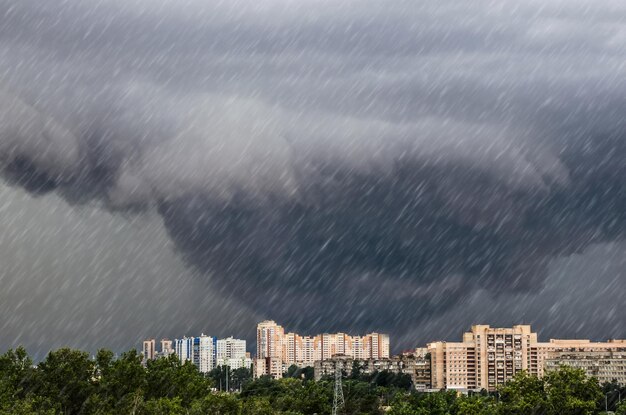 Tornado trechter wolken tijdens een onweersbui een zware regenbui over de stad