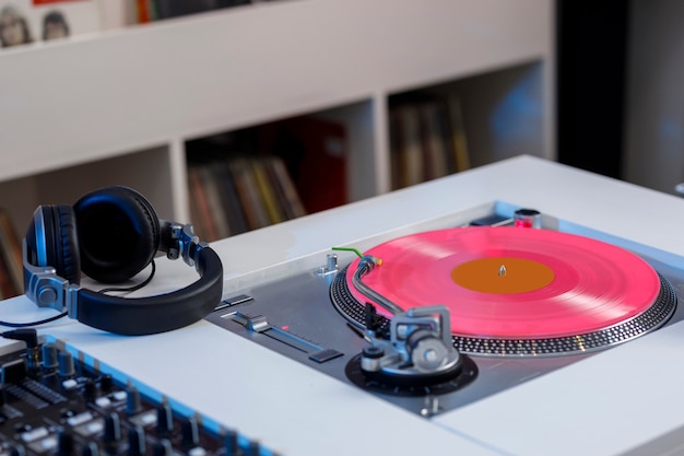 Tornamesa de DJ met disco de vinil en audifonos Concepto de musica retro