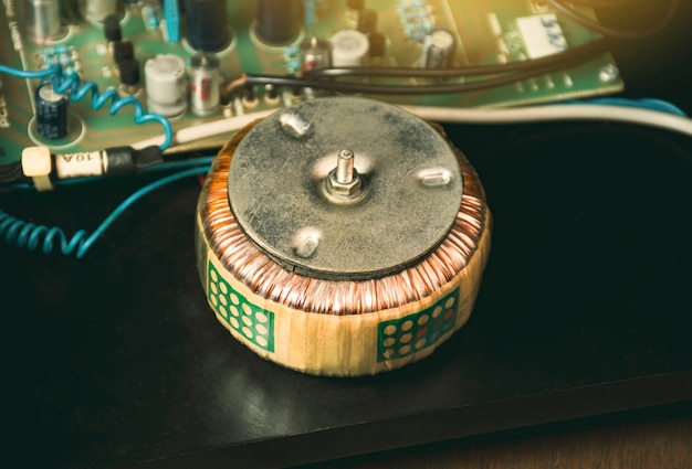 Foto toroïdale transformator in elektrische apparaten voor het verlagen van de wisselstroomspanning van elektrische apparaten