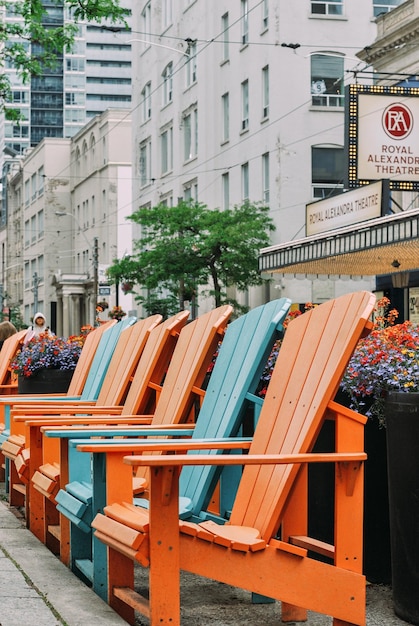 Фото Торонто, канада - 06.11.2022 разноцветные скамейки на кинг-стрит-уэст в торонто.