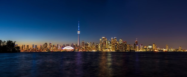Панорама сумеречного горизонта города Торонто, Онтарио, Канада