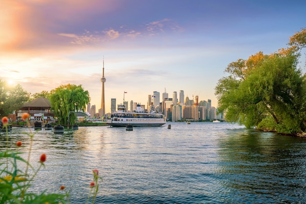 Photo toronto city skyline at  sunset in ontario, canada