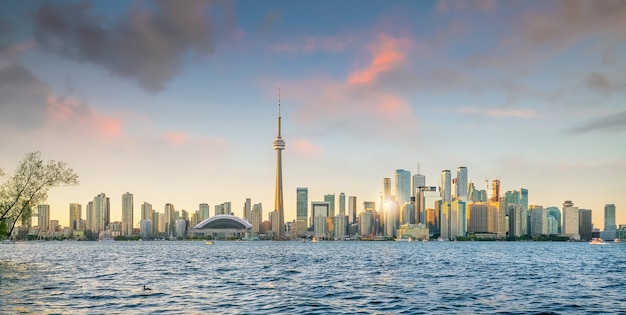 Photo toronto city skyline at  sunset in ontario, canada