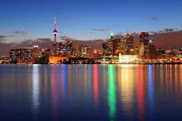 Toronto stadsgezicht panorama in de schemering over meer met kleurrijk licht.