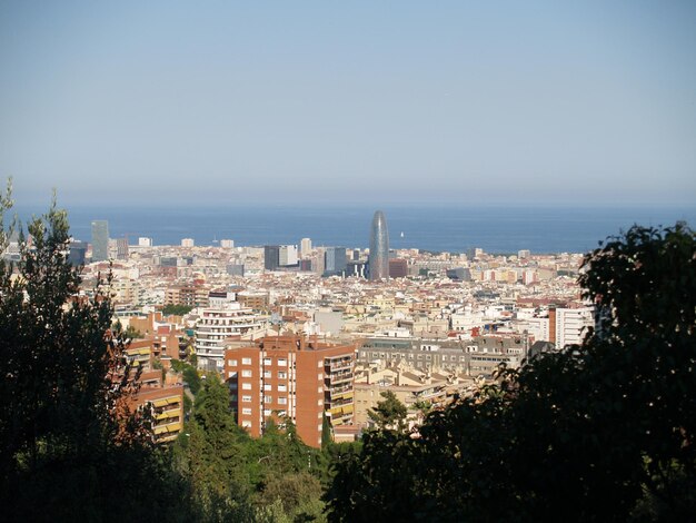 Photo torre agbar amidst cityscape