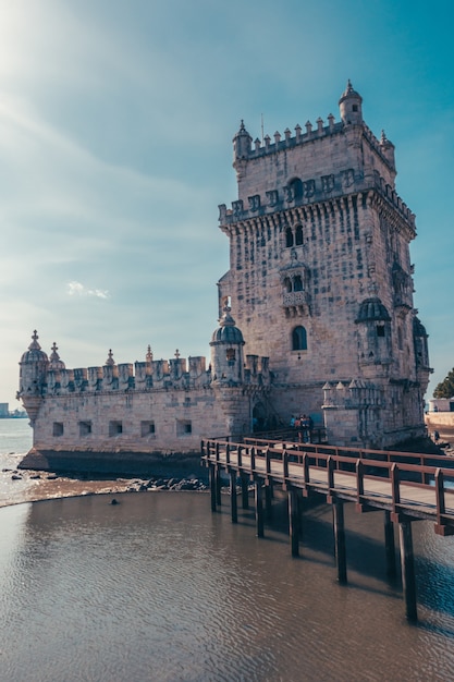 Torre de belem in portugal met rivier