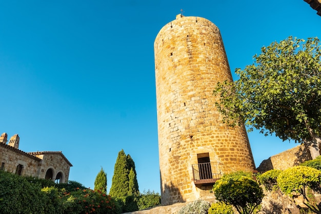 토레 드 팔스(Torre de Pals) 중세 마을, 일몰의 역사적인 중심지 거리, 지중해 카탈로니아의 코스타 브라바(Costa Brava)에 있는 지로나(Girona)