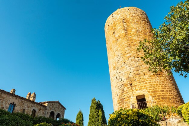 Улицы средневековой деревни Torre de Pals исторического центра на закате Жироны