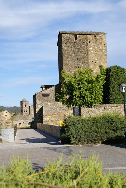 Torre del homenaje en el castillo de Aínsa. Fortificación medieval con torre