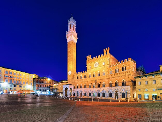 Torre del Magnia-toren op het Piazza Campo-plein in Siena, Toscane, Italië. Laat in de avond