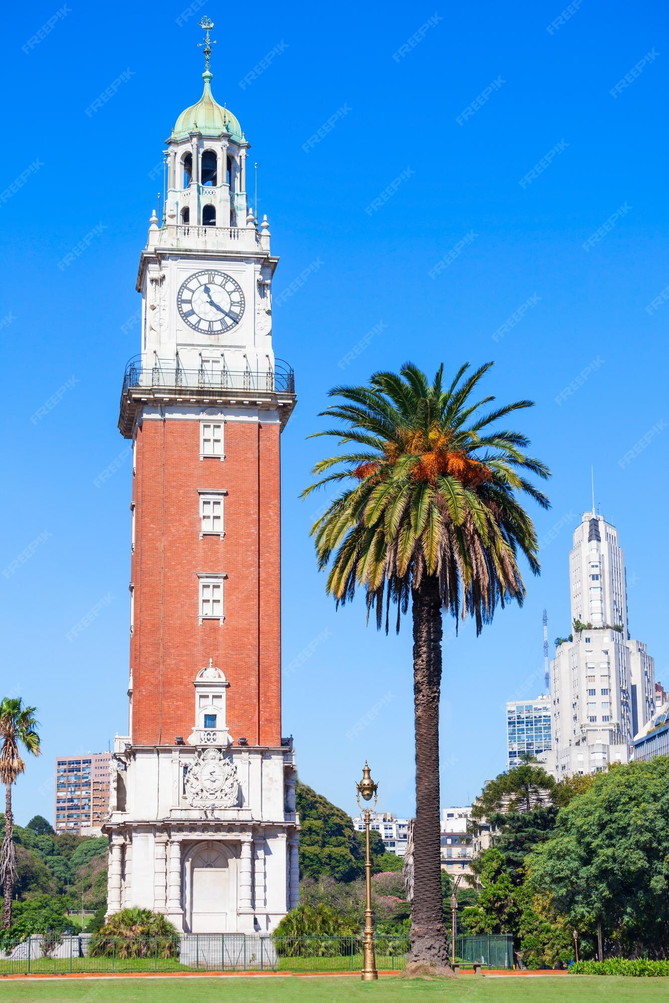 Torre Monumental (Torre de los Ingleses - English tower) and Retiro railway  station, Buenos Aires, Argentina Stock Photo - Alamy