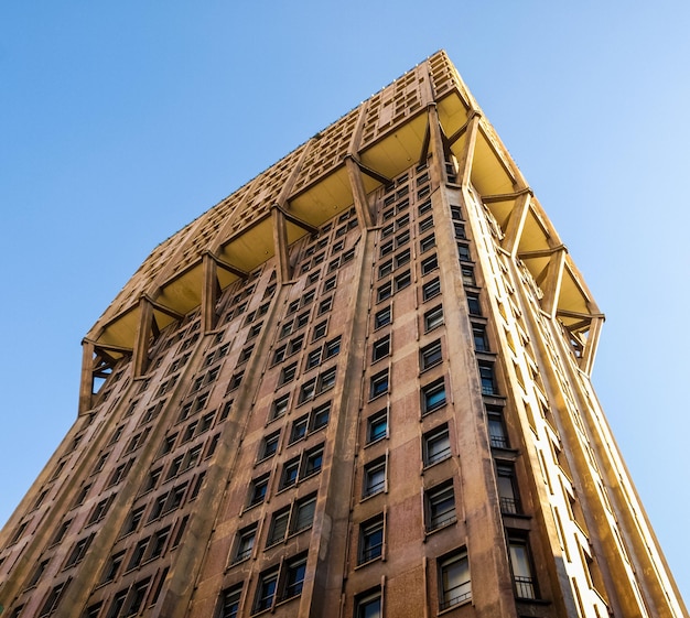 Современное здание Torre Velasca в Милане HDR