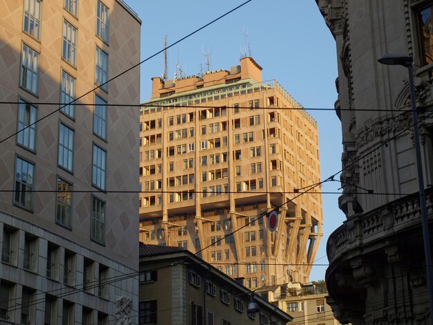 일몰 시 밀라노의 현대적인 랜드마크 건물인 토레 벨라스카(Torre Velasca)