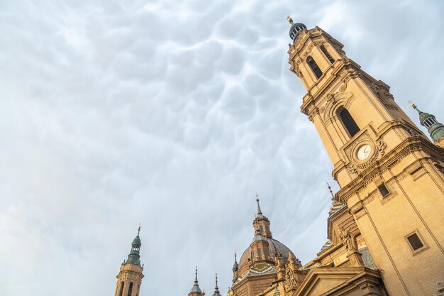 아라곤(Aragon) 일몰 시 사라고사(Zaragoza) 시의 플라자 델 필라르(Plaza del Pilar)에서 토레스 데 라 바실리카(Torres de la Basilica). 스페인