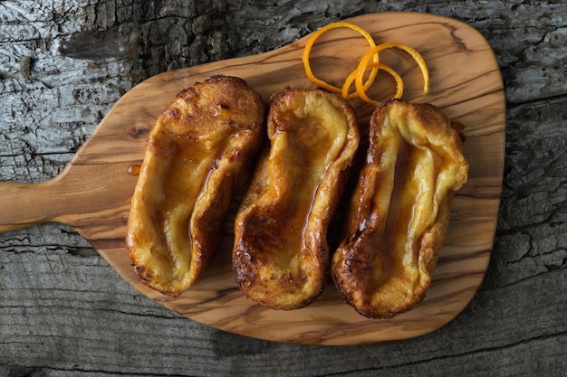 トリヤス スペインの典型的な食事 イースター コピースペース 木製の板のトリヤス