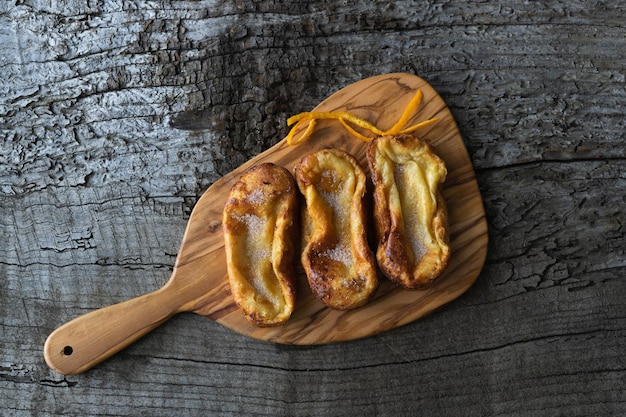 Torrijas Typische gerechten van Spanje met Pasen Kopieer de ruimte Torrijas op een houten bord