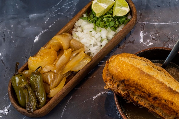 トルタ アホガダ コンソメ イ ビリア 玉ねぎのスイートオニオンとチリの木製プレート ビーフ ソープ