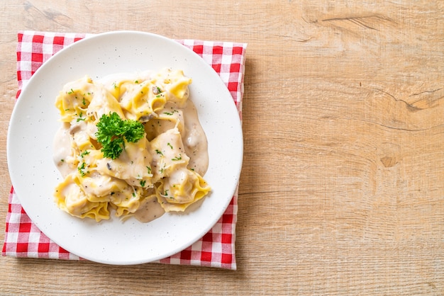 tortellini met champignonroomsaus en kaas