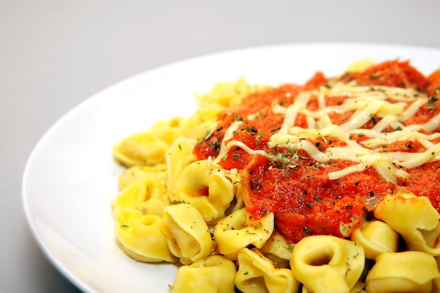 Foto tortellini met tomatensous