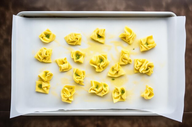 Tortellini op pergamentpapier gelegd om te drogen