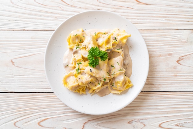 Tortellini-pasta met champignonroomsaus en kaas - Italiaanse keukenstijl