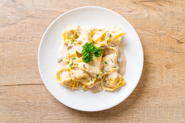 tortellini pasta met champignonroomsaus en kaas