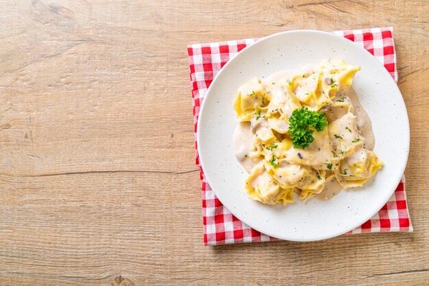 tortellini pasta met champignonroomsaus en kaas