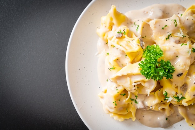 Tortellini-pasta met champignonroomsaus en kaas