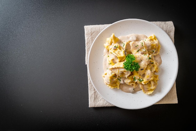 tortellini pasta met paddenstoel room saus en kaas