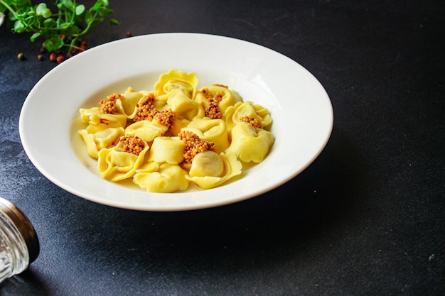 tortellini, pasta met vullende ravioli of dumplings