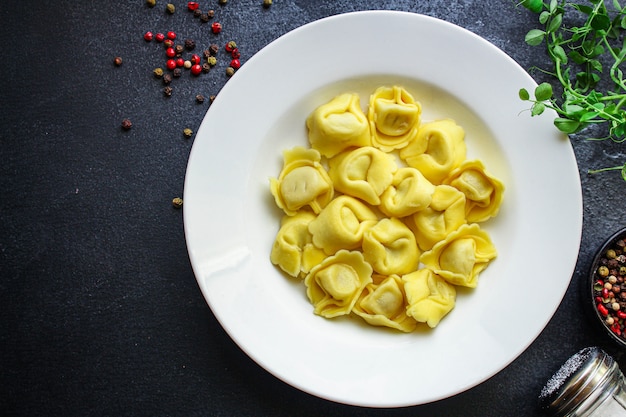 tortellini pasta met vullende ravioli