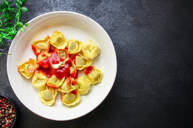 tortellini pasta met vullende ravioli